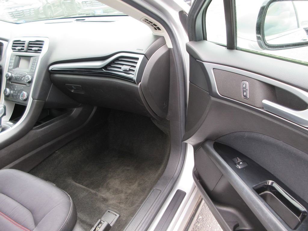 Used 2016 Ford Fusion SE w/ Equipment Group 201A image 18