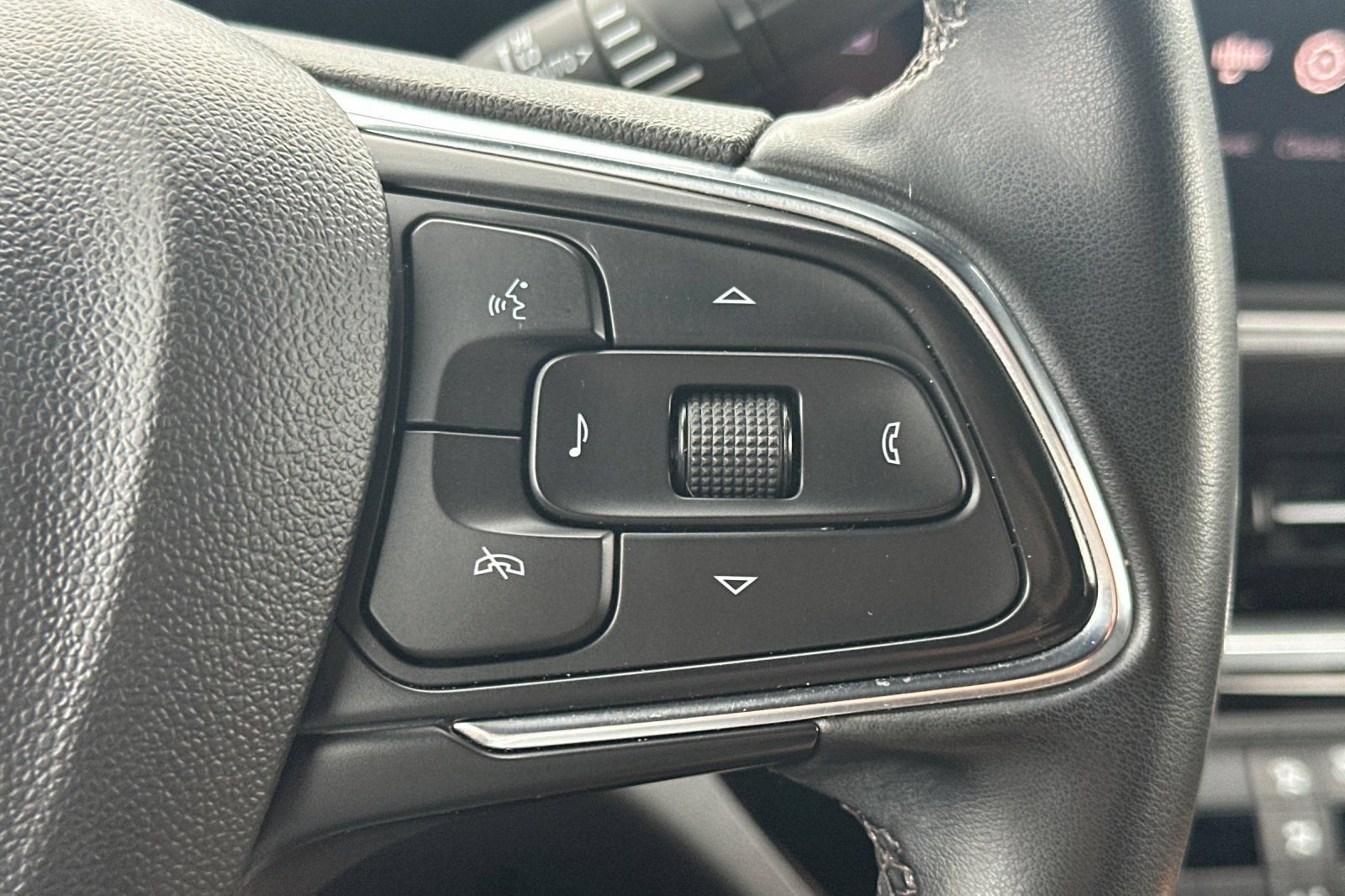 Used 2024 Buick Envista Sport Touring w/ Convenience II Package FWD image 35