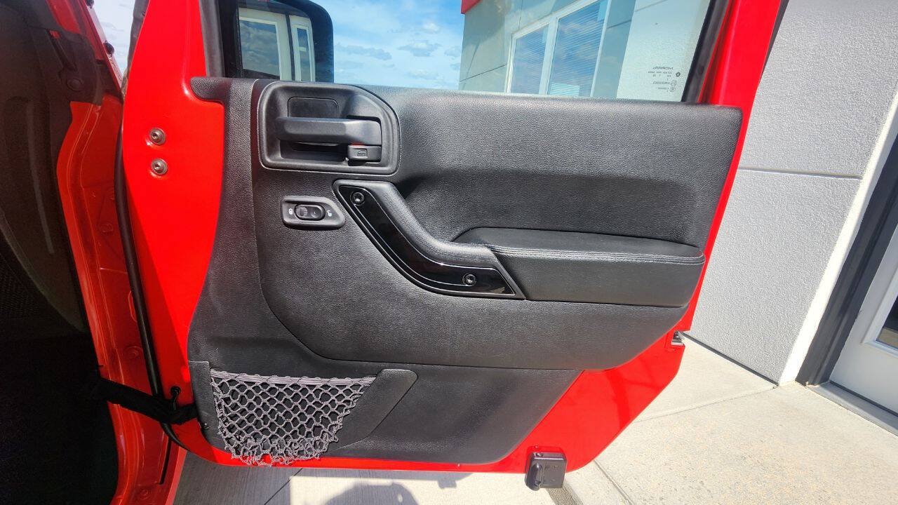 Used 2017 Jeep Wrangler Unlimited Sahara AWD/4WD image 16