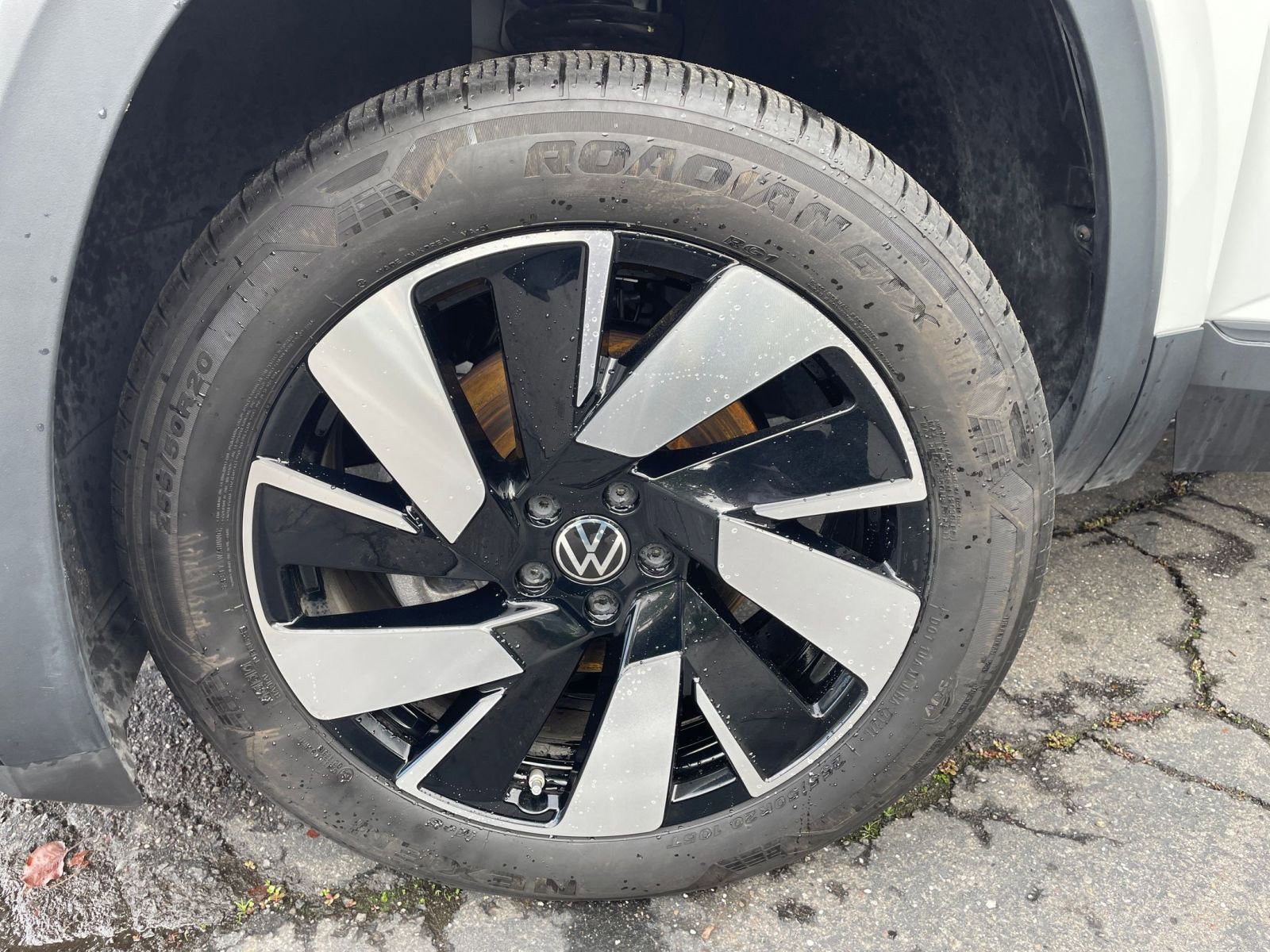 Used 2025 Volkswagen Atlas Cross Sport SE image 30