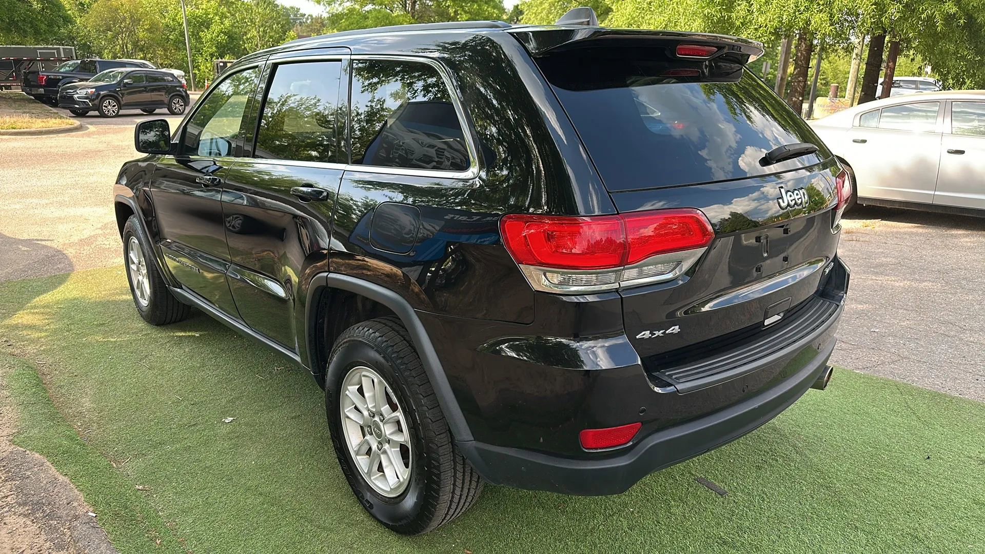 Used 2018 Jeep Grand Cherokee Laredo AWD/4WD image 5