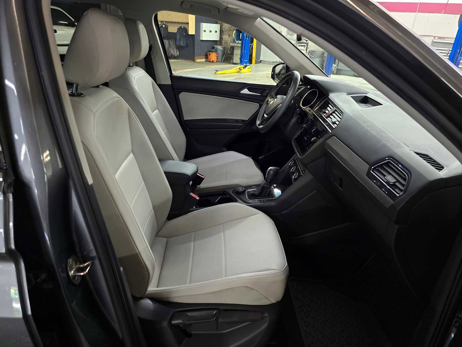 Used 2021 Volkswagen Tiguan SE AWD/4WD image 11