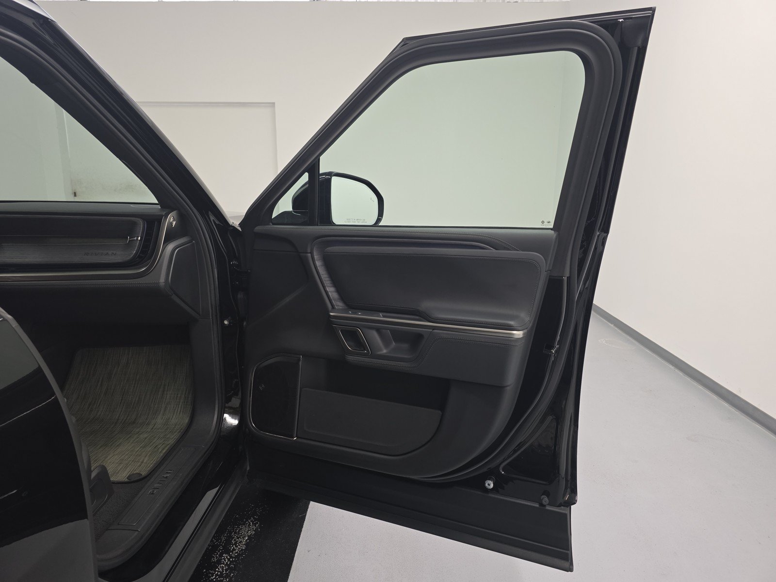 Used 2024 Rivian R1S Adventure AWD/4WD image 18