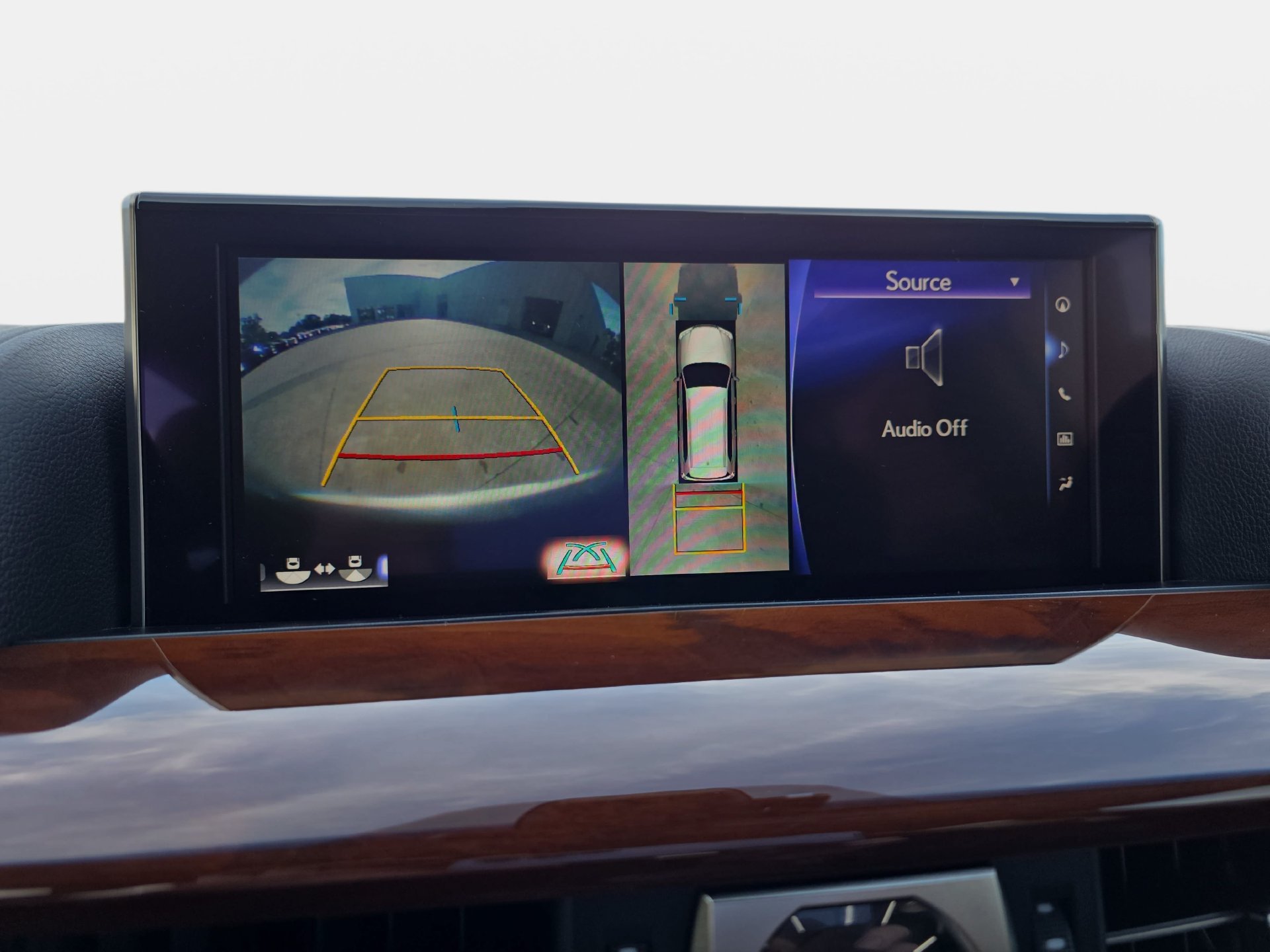 Used 2019 Lexus LX 570 4WD w/ Luxury Package image 23
