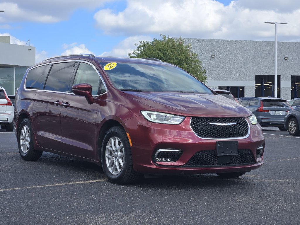 Used 2021 Chrysler Pacifica Touring-L FWD image 2