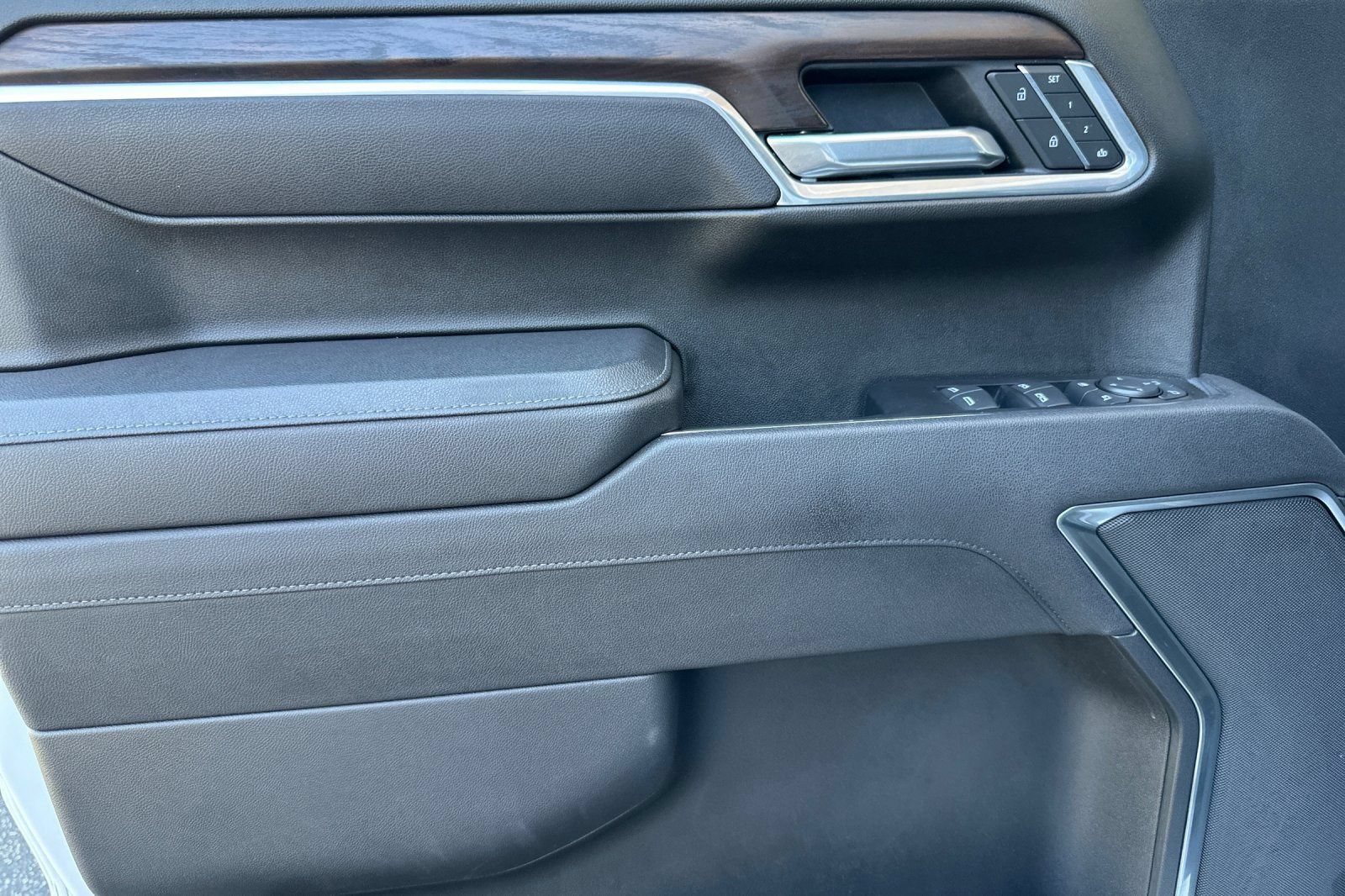 Certified 2025 GMC Sierra 1500 SLT RWD image 11