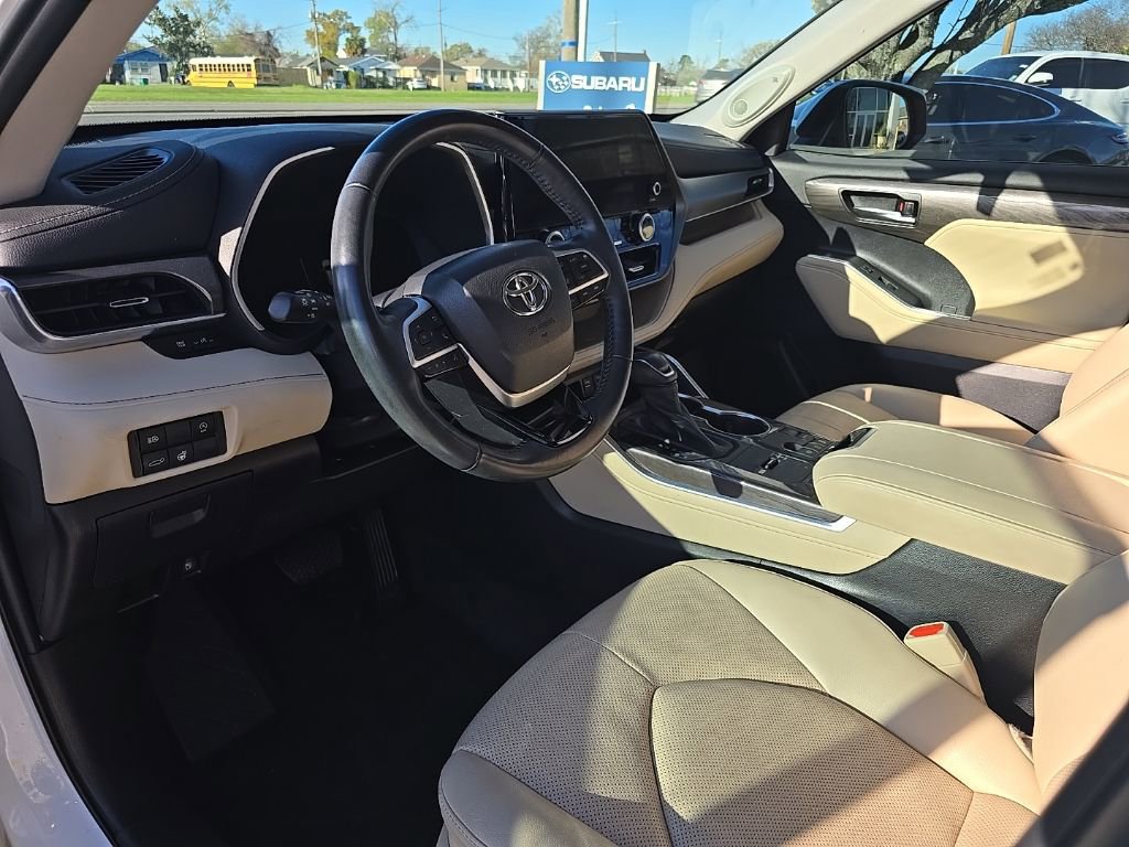Used 2023 Toyota Highlander Limited FWD image 13
