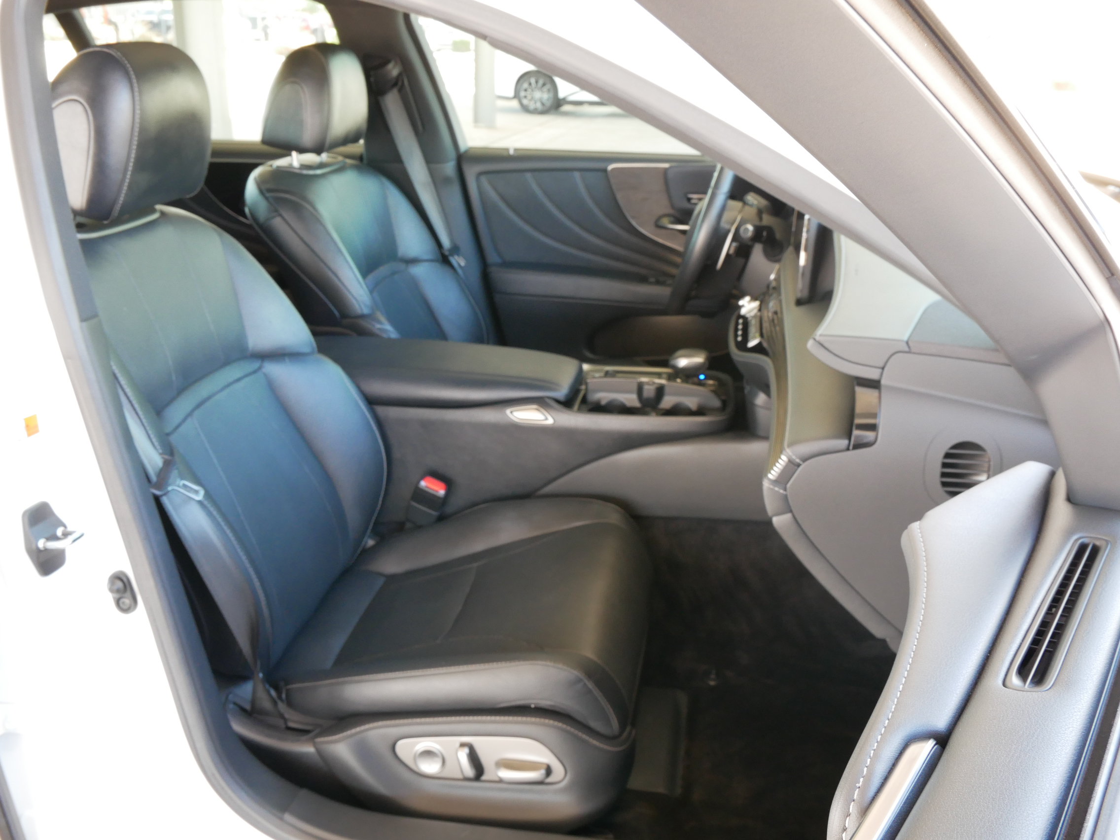 Used 2022 Lexus LS 500 w/ Accessory Package (Z1) RWD image 8