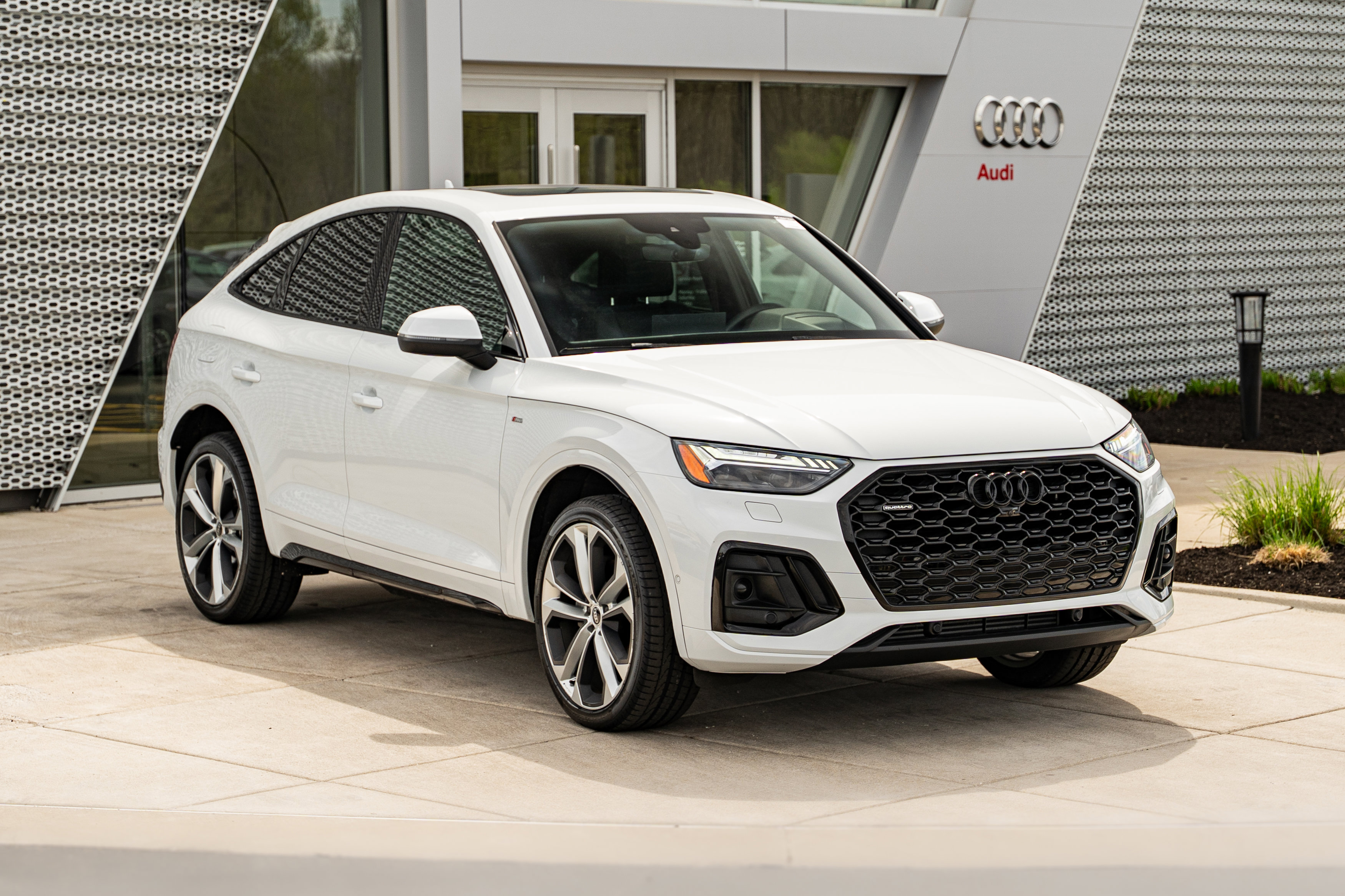 Certified 2022 Audi Q5 2.0T Prestige AWD/4WD image 2