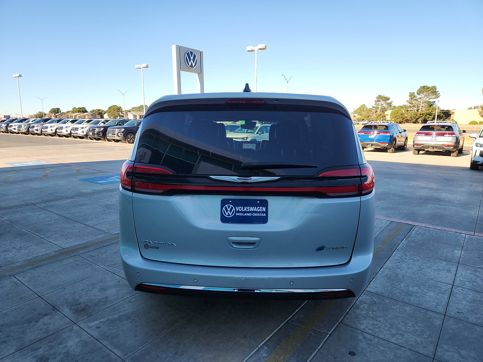 Used 2024 Chrysler Pacifica Limited FWD image 6