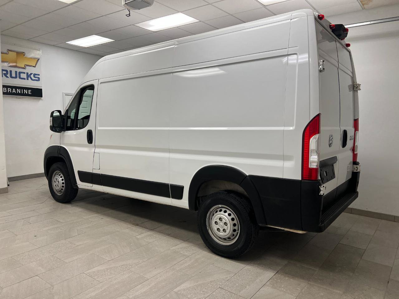 Used 2025 RAM ProMaster 2500 w/ Convenience Group FWD image 3