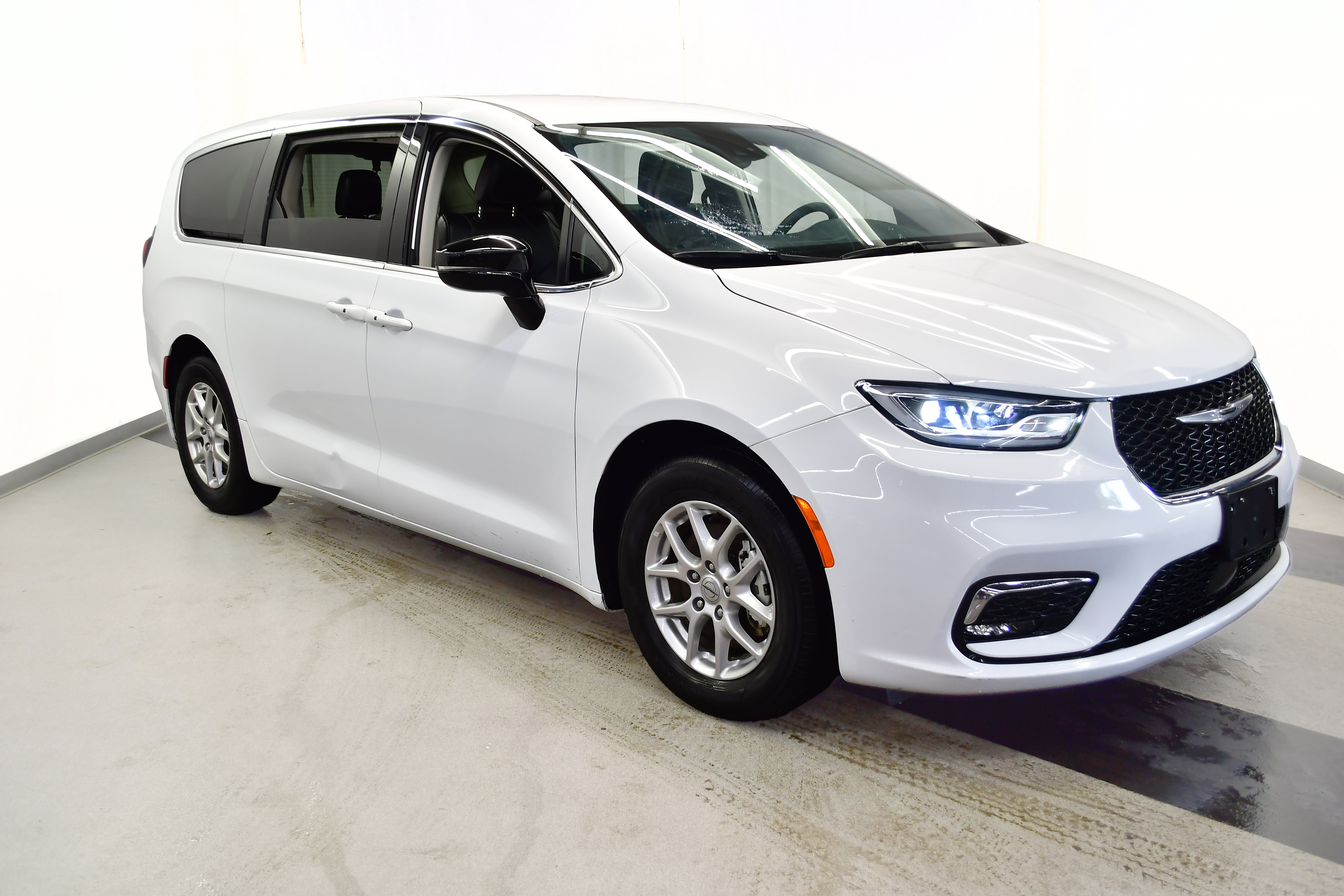 Used 2024 Chrysler Pacifica Touring-L FWD image 2