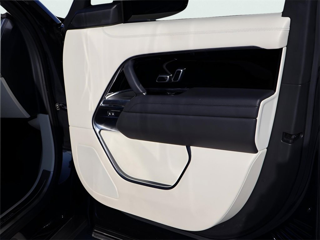 Used 2024 Land Rover Range Rover Long Wheelbase SE image 11