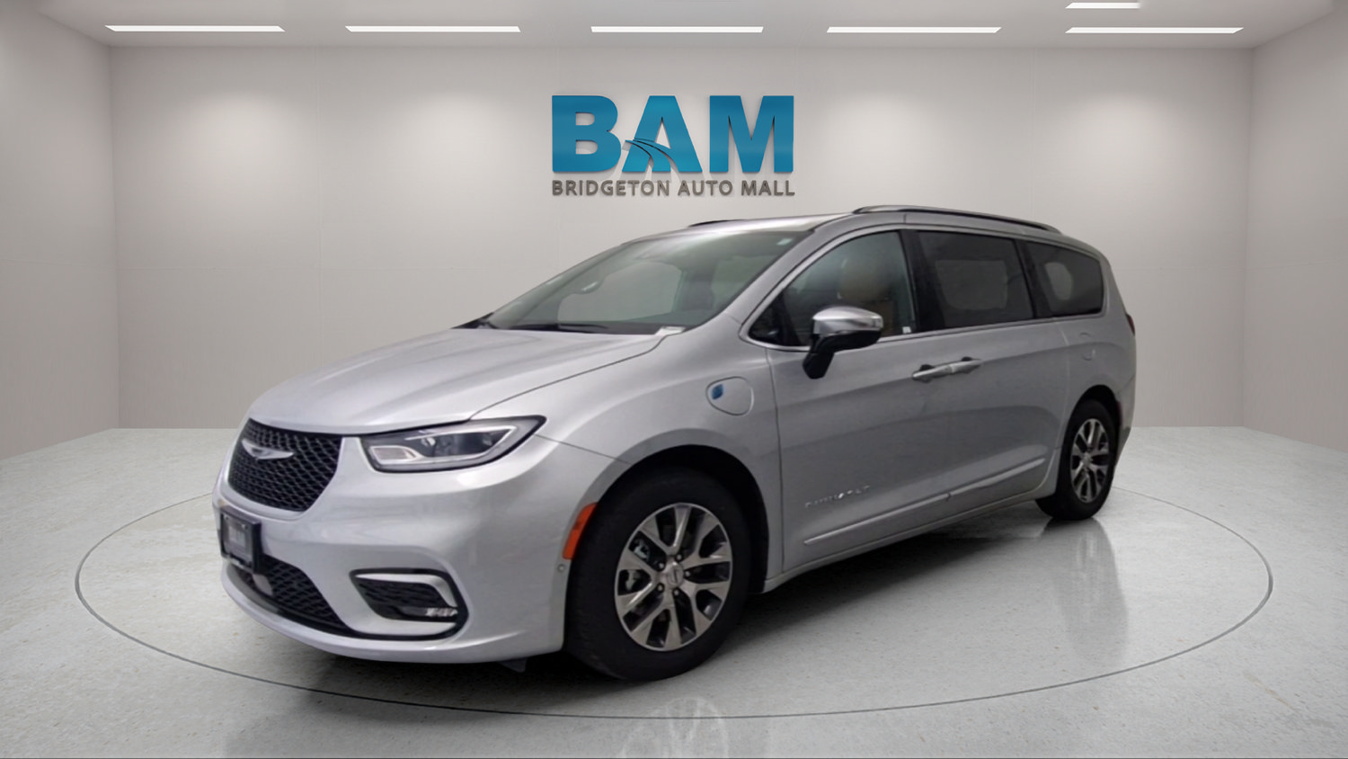 Used 2023 Chrysler Pacifica Pinnacle FWD image 3