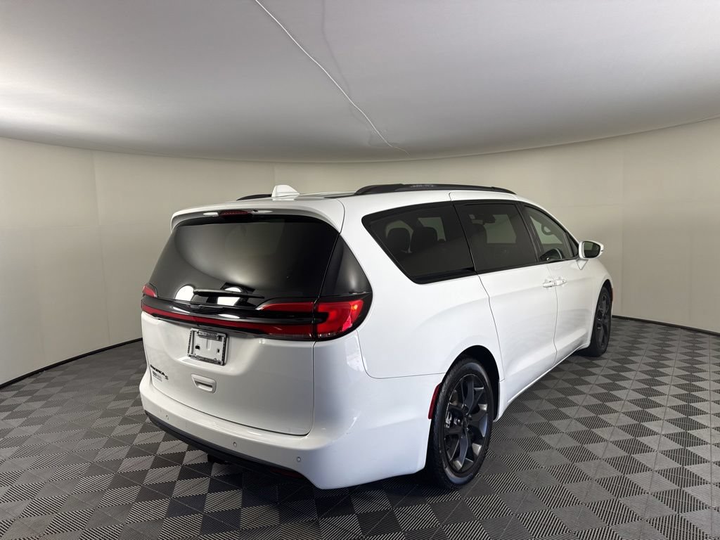 Used 2021 Chrysler Pacifica Touring w/ S Appearance Package FWD image 5