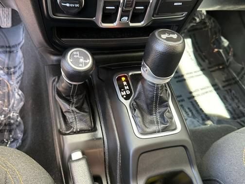 Used 2024 Jeep Wrangler Unlimited Sahara AWD/4WD image 15