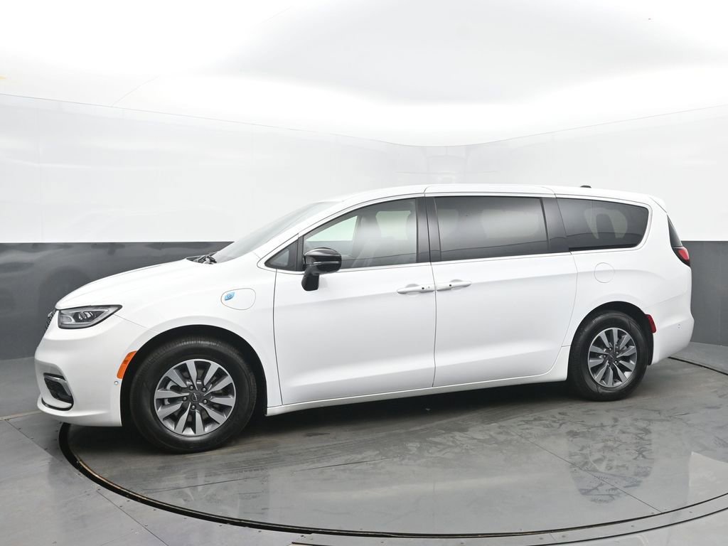 Used 2025 Chrysler Pacifica Select w/ Uconnect Theater Family Group image 2