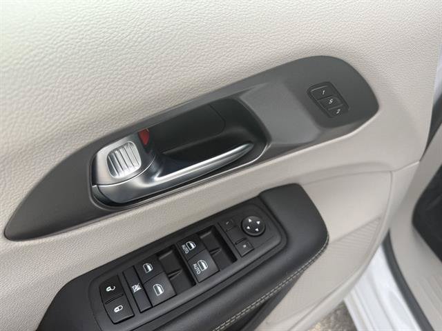 Used 2024 Chrysler Pacifica Touring-L FWD image 23