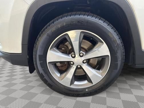 Used 2019 Jeep Cherokee Limited AWD/4WD image 13