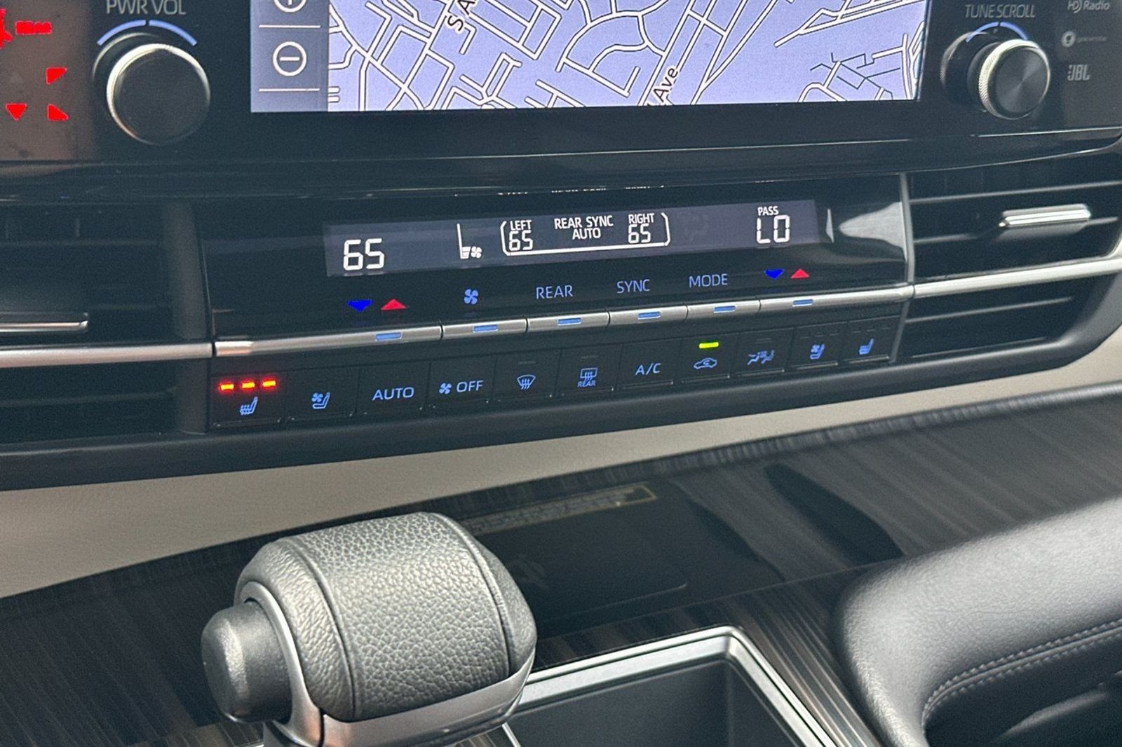 Used 2023 Toyota Sienna Platinum FWD image 27
