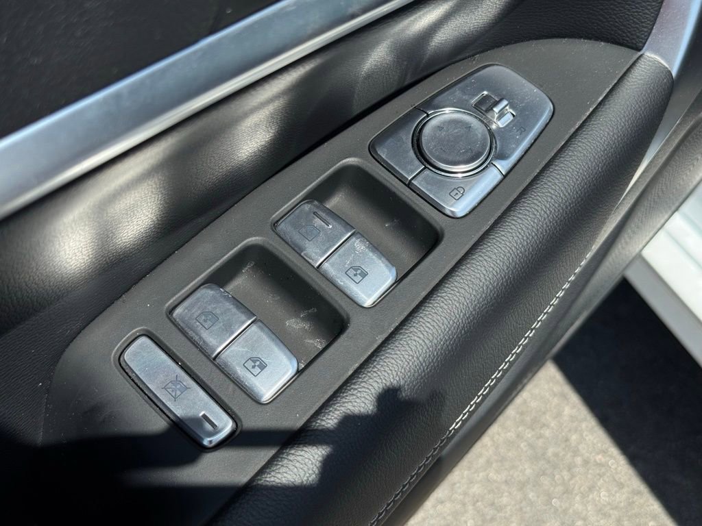 Used 2025 Genesis G70 2.5T image 24