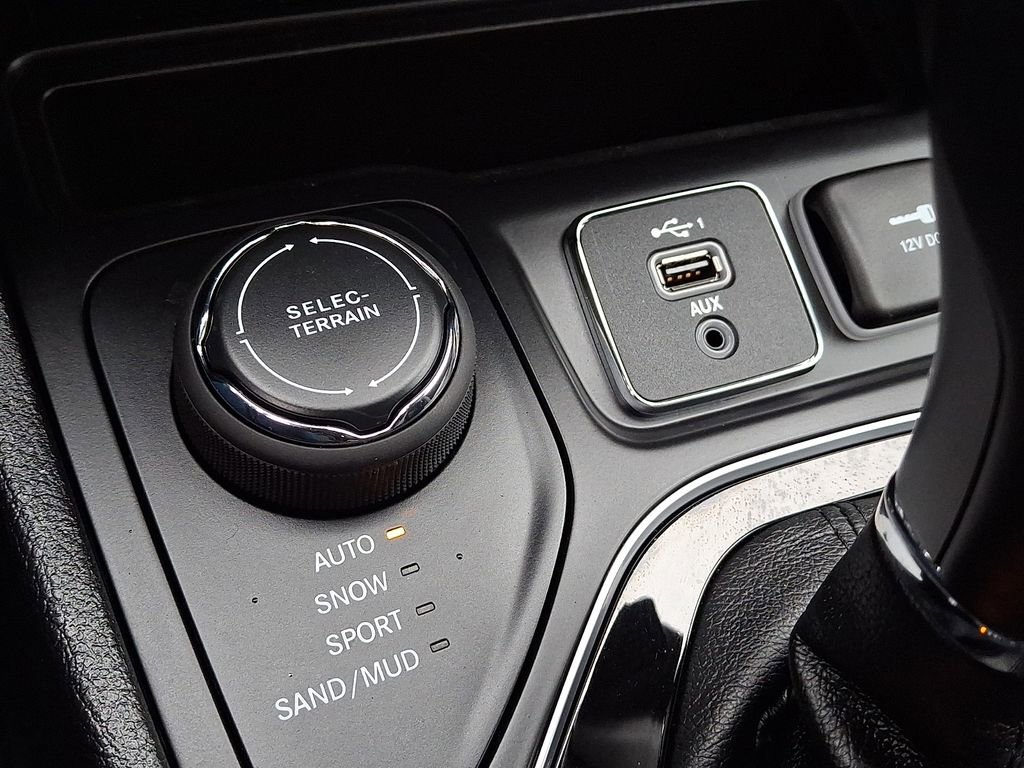 Used 2020 Jeep Cherokee Limited w/ Technology Group image 27