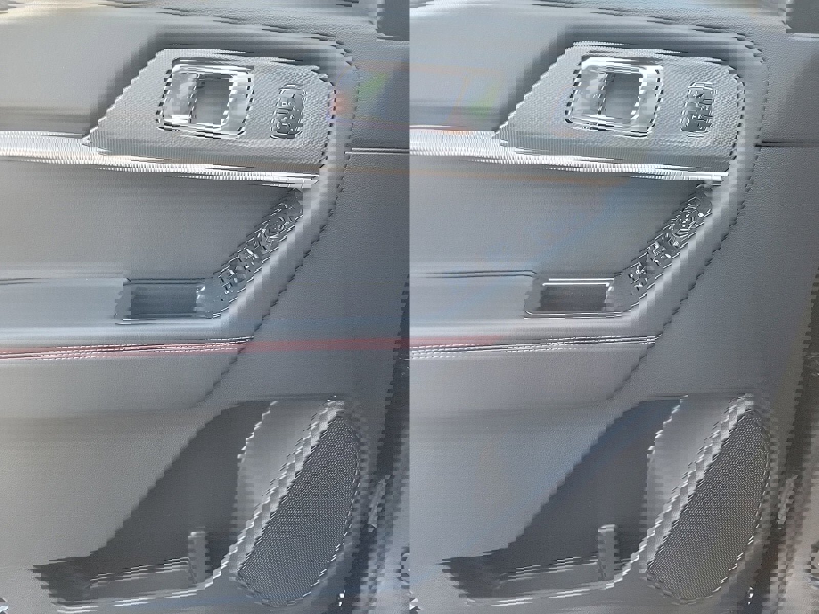 Used 2025 Ford Explorer ST image 16