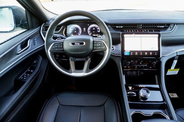 New 2025 Jeep Grand Cherokee Limited w/ Black Appearance Package image 10