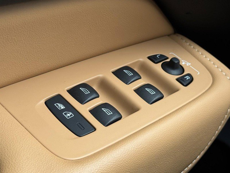 Certified 2023 Volvo XC60 B6 Ultimate w/ Protection Package Premier image 24