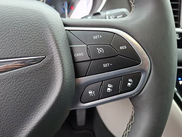 Used 2024 Chrysler Pacifica Touring-L image 16