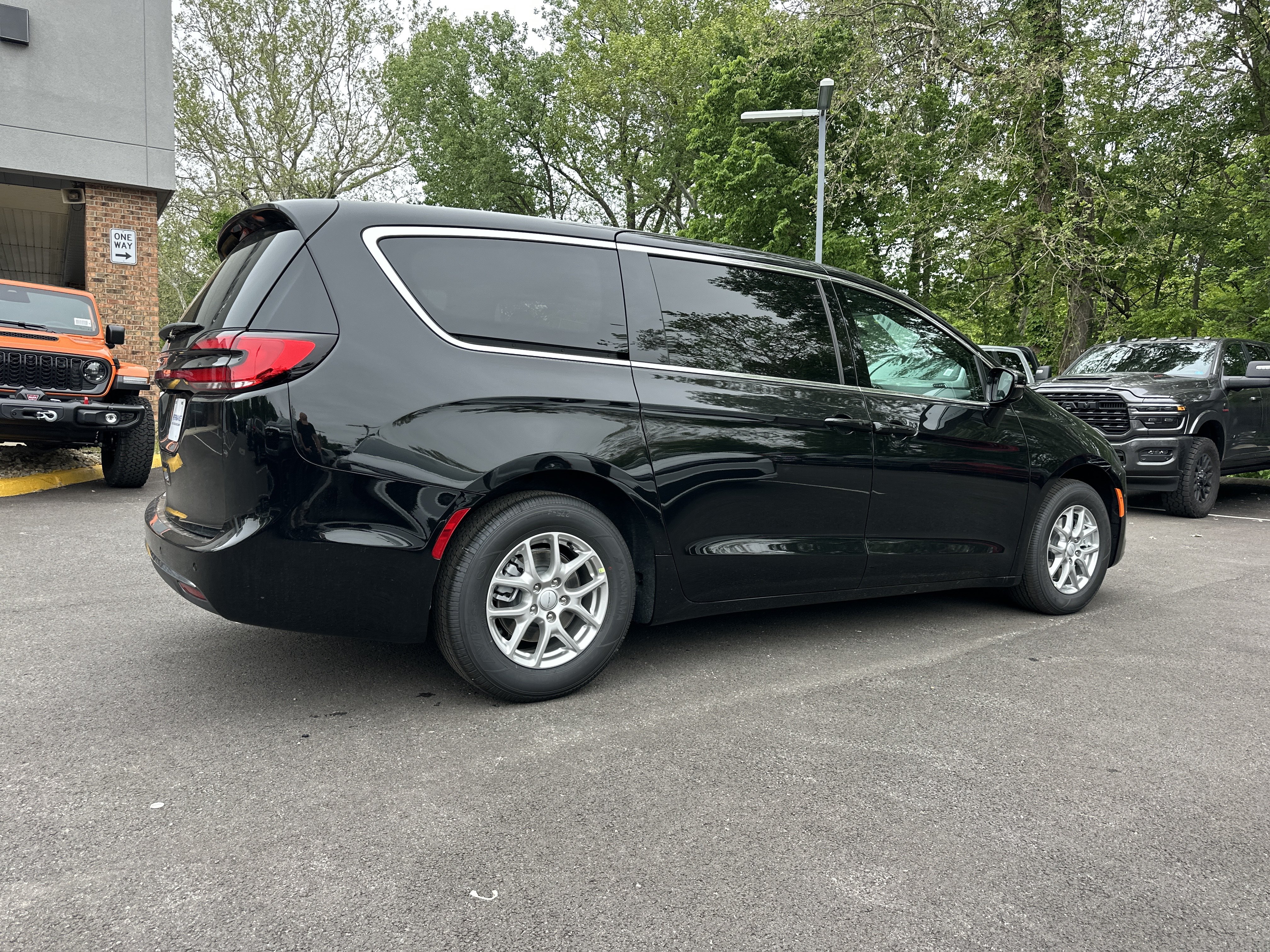 New 2027 Chrysler Pacifica Select FWD image 16