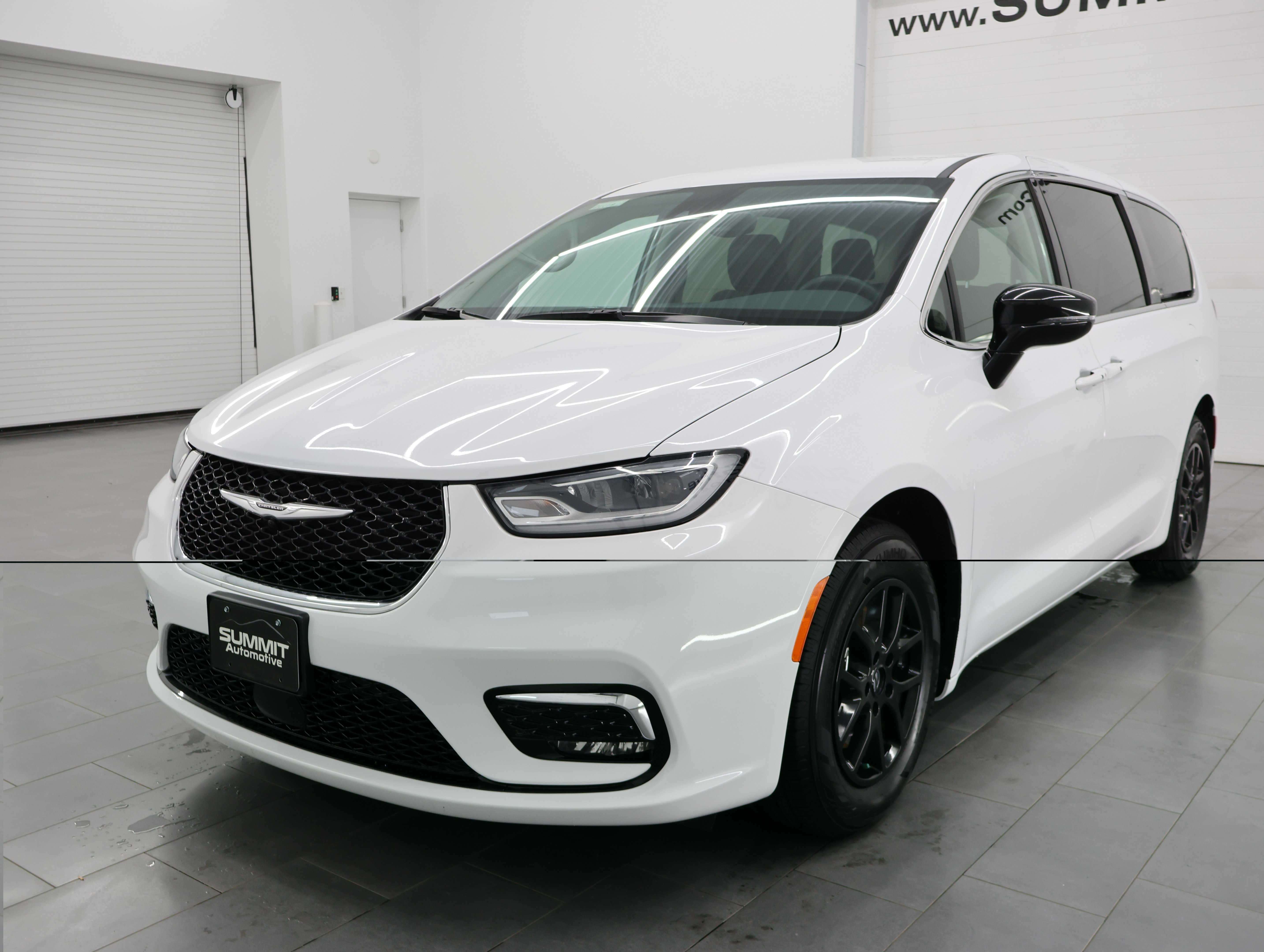 Used 2024 Chrysler Pacifica Touring-L FWD image 7