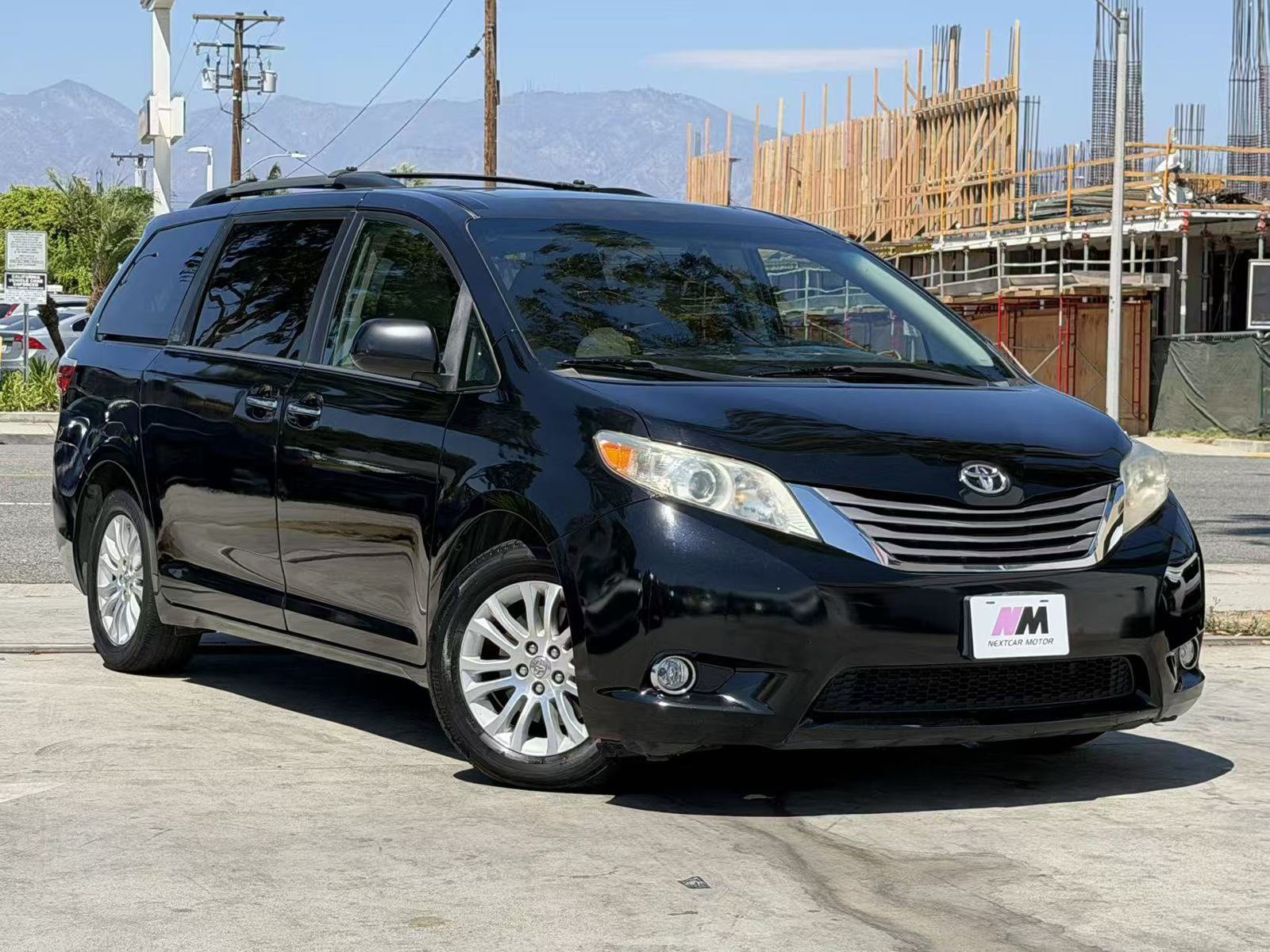 Used 2016 Toyota Sienna XLE w/ XLE Navigation Package FWD image 4