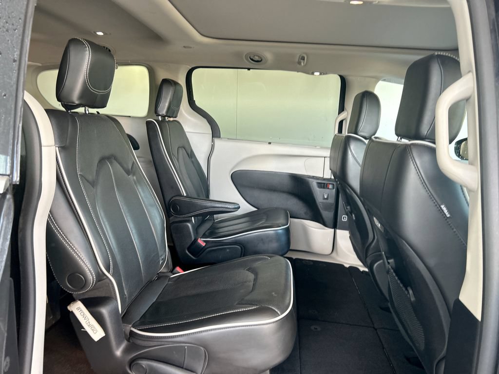 Used 2023 Chrysler Pacifica Limited FWD image 32
