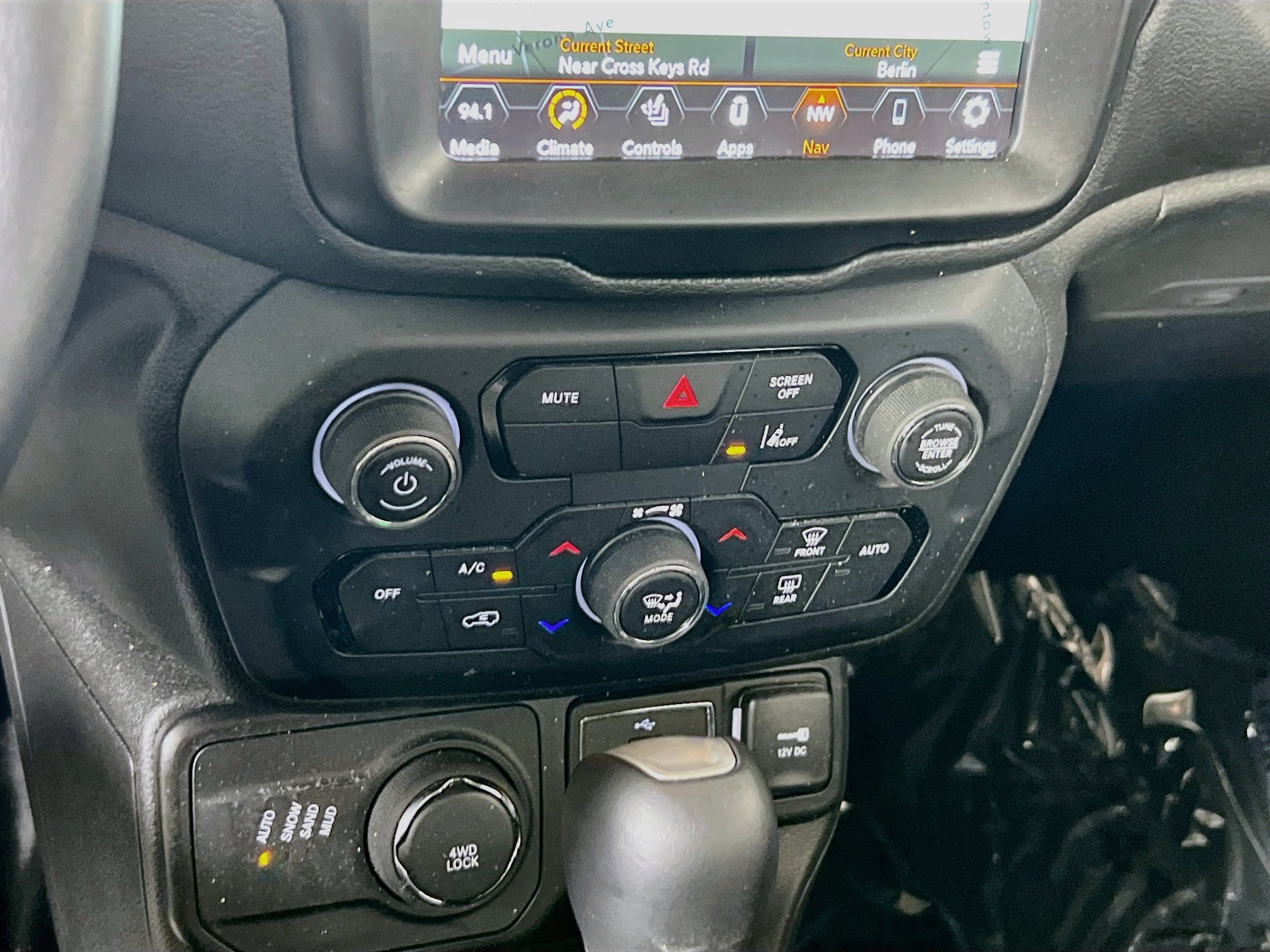 Used 2022 Jeep Renegade Limited AWD/4WD image 16
