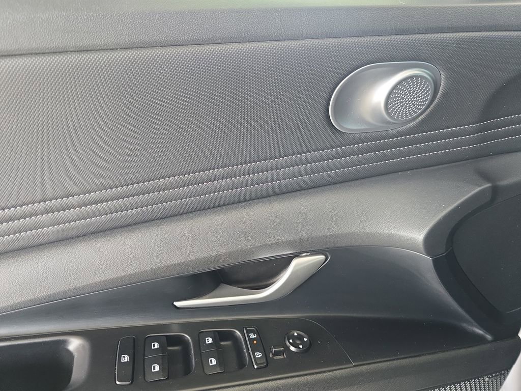 Used 2025 Hyundai Elantra Limited image 11
