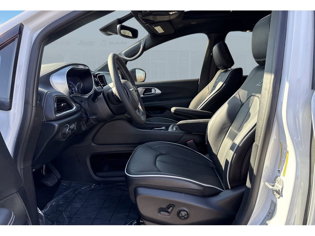 New 2026 Chrysler Pacifica Limited w/ S Appearance Package image 11