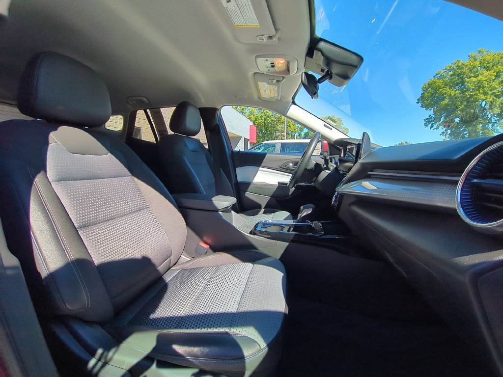 Used 2025 Chevrolet Trax LT w/ LT Convenience Package FWD image 30