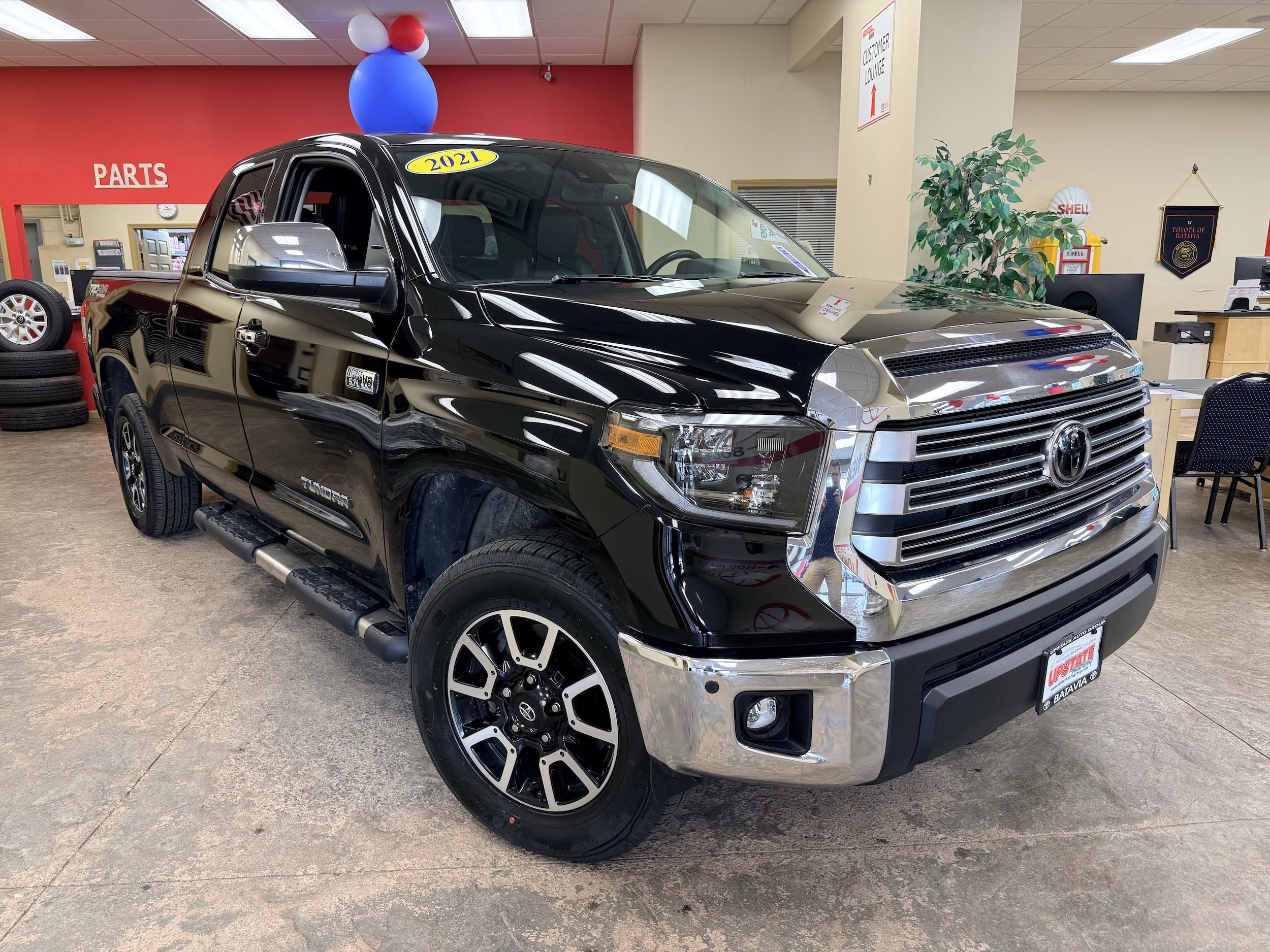 Used 2021 Toyota Tundra Limited w/ Limited Premium Package AWD/4WD image 2