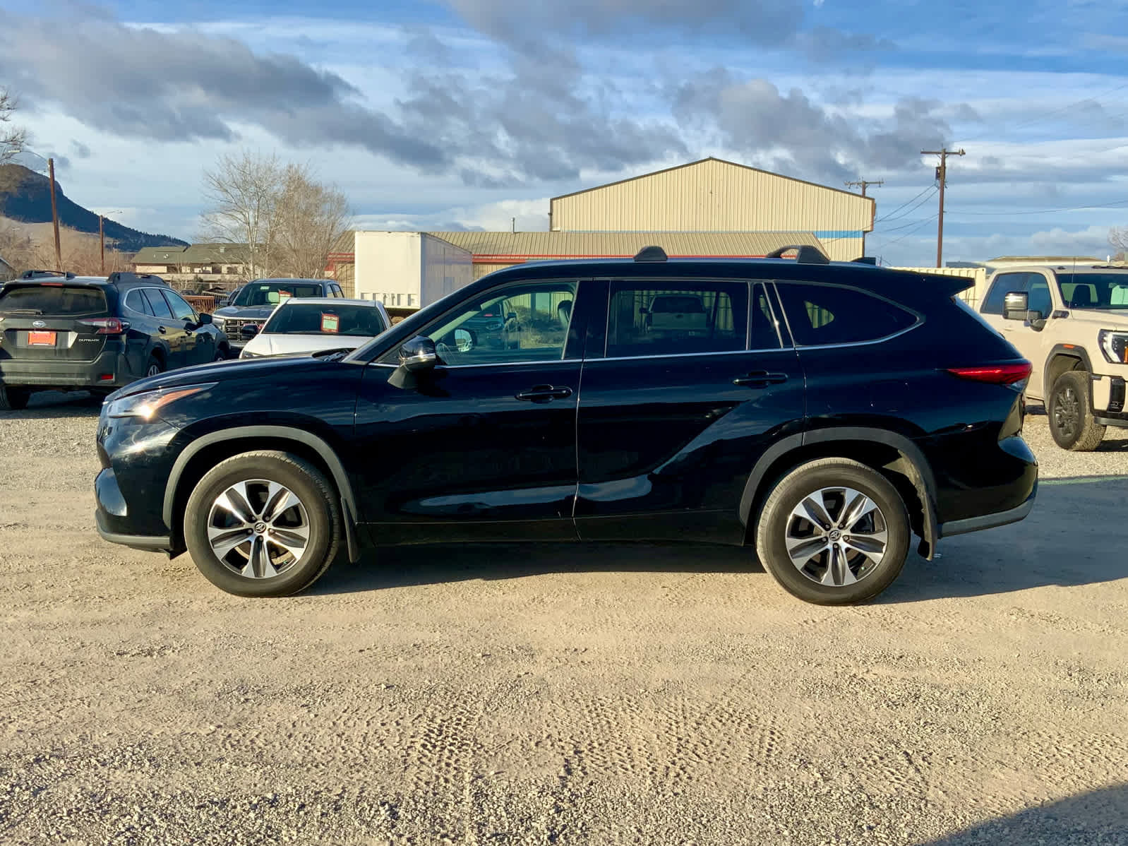 Used 2021 Toyota Highlander XLE image 2