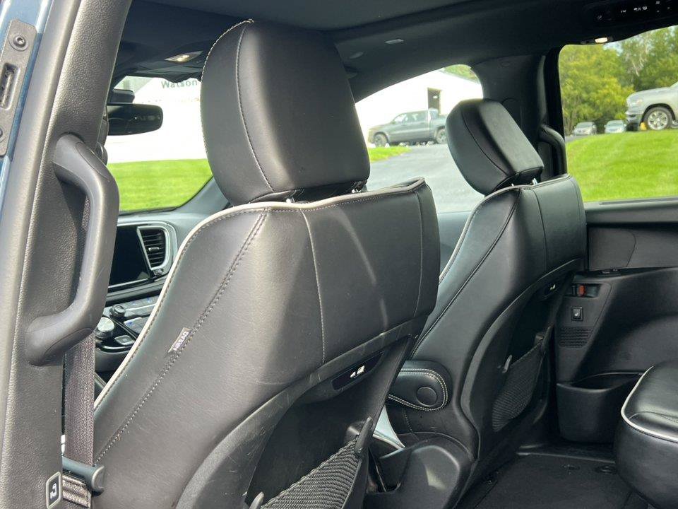 Used 2025 Chrysler Pacifica Limited FWD image 32