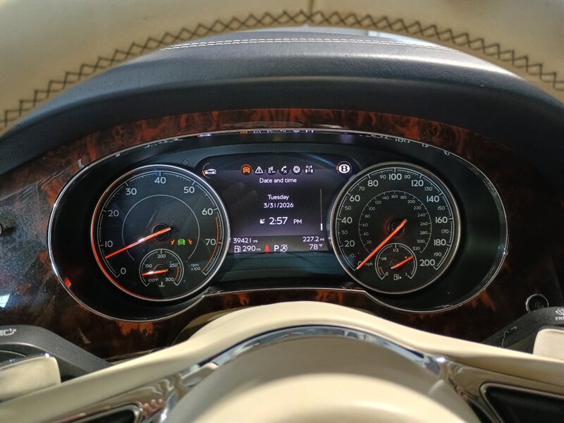 Used 2017 Bentley Bentayga AWD/4WD image 17