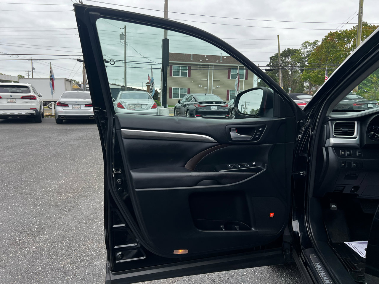 Used 2017 Toyota Highlander Limited image 9