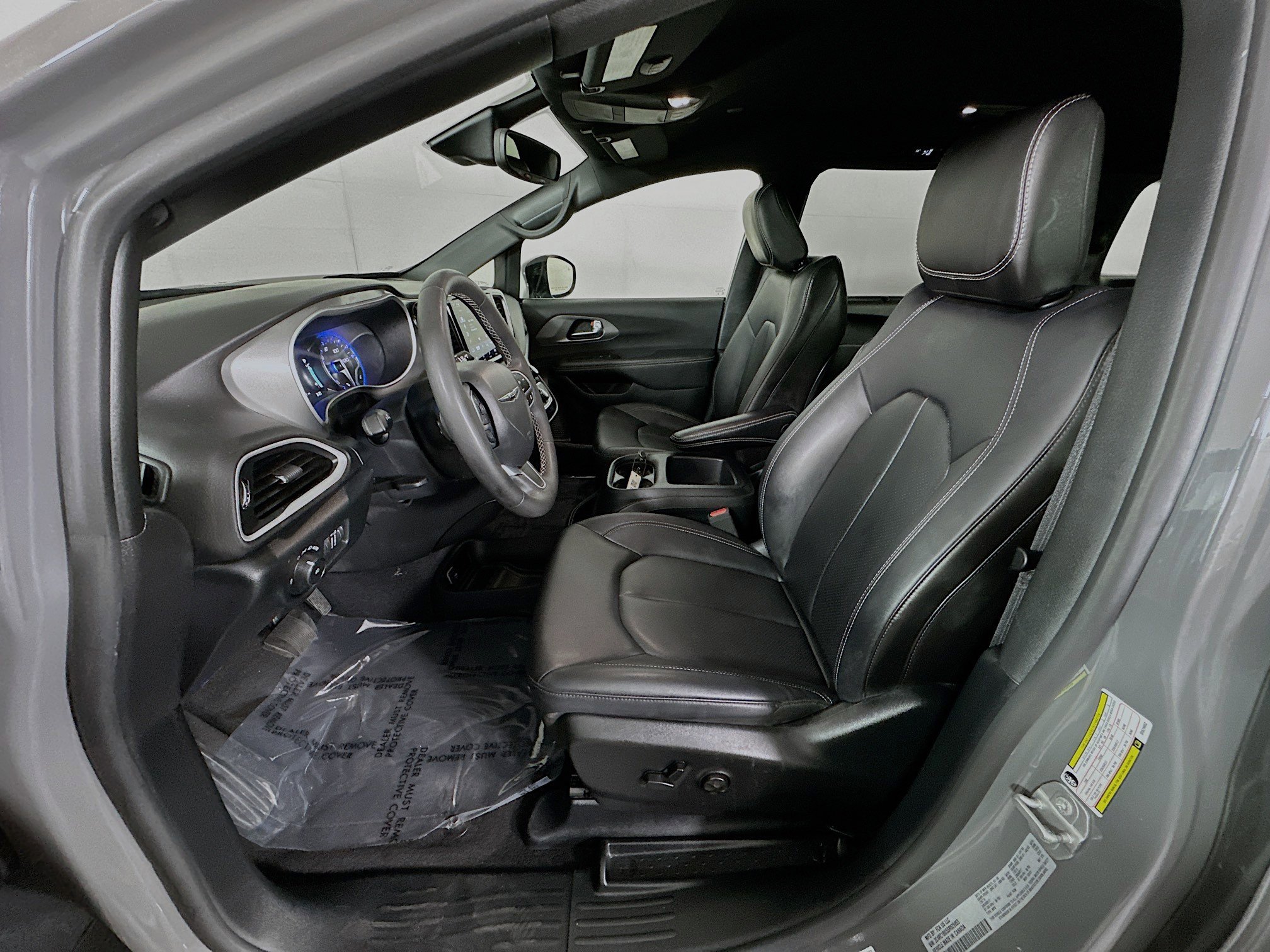 Used 2025 Chrysler Pacifica Select image 12