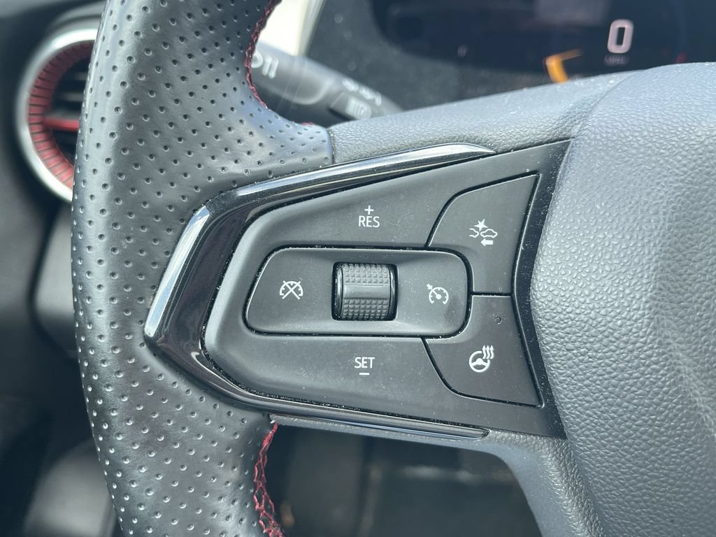 Used 2024 Chevrolet Trax RS w/ Sunroof Package FWD image 17