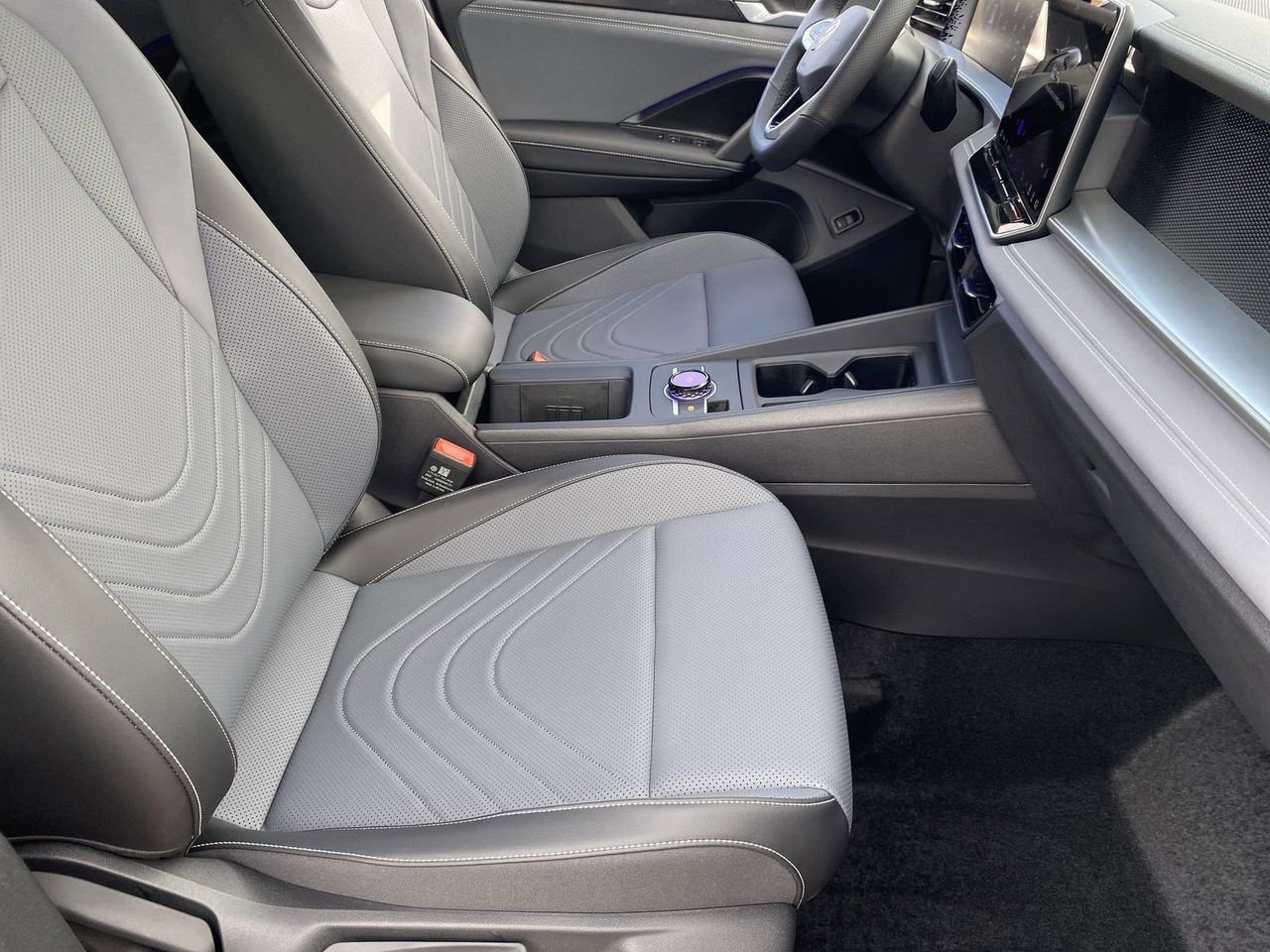 New 2026 Volkswagen Tiguan SE R-Line image 8