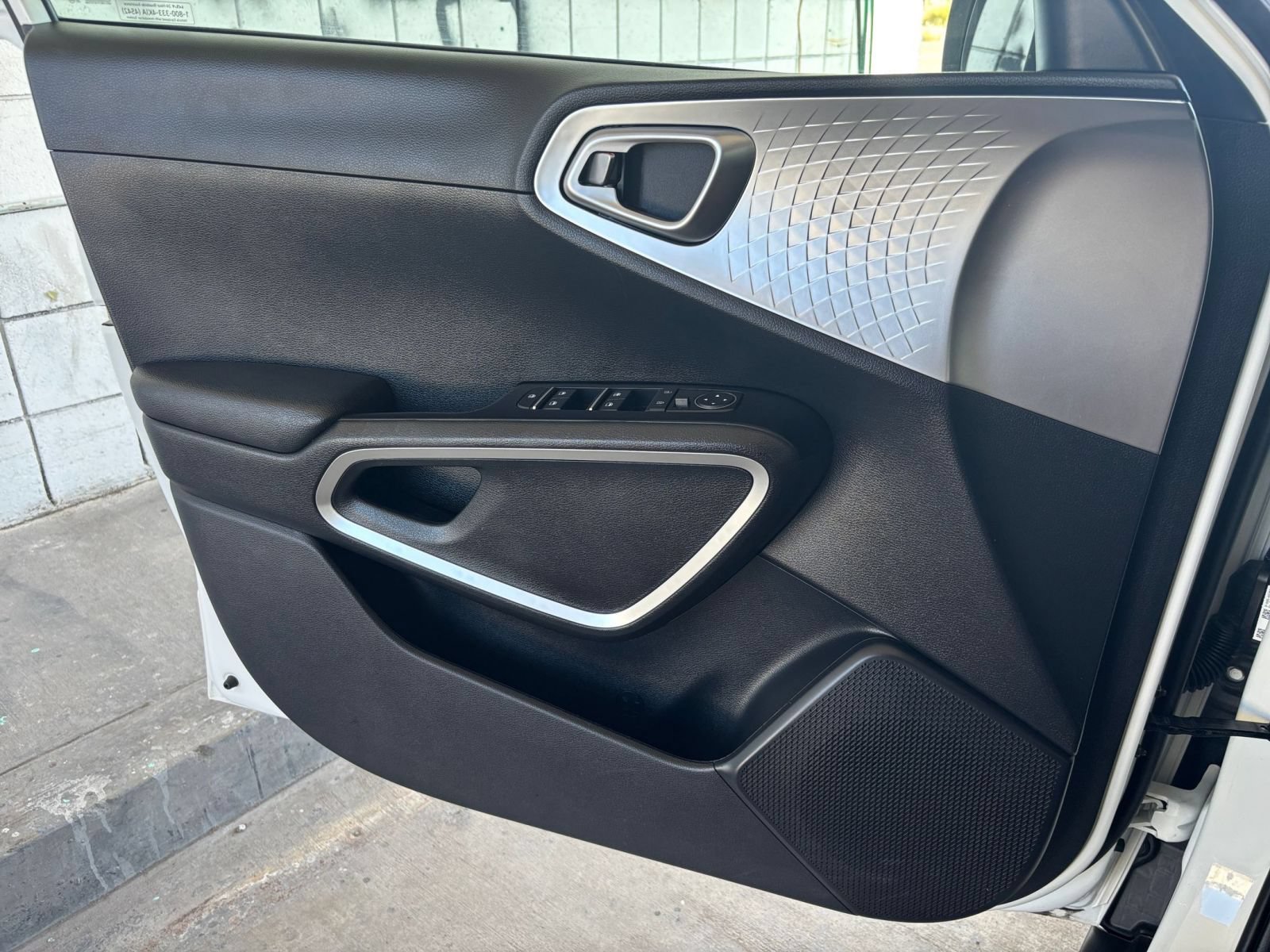 Used 2025 Kia Soul LX w/ LX Technology Package FWD image 18