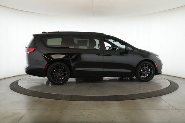 New 2026 Chrysler Pacifica Limited w/ S Appearance Package image 6