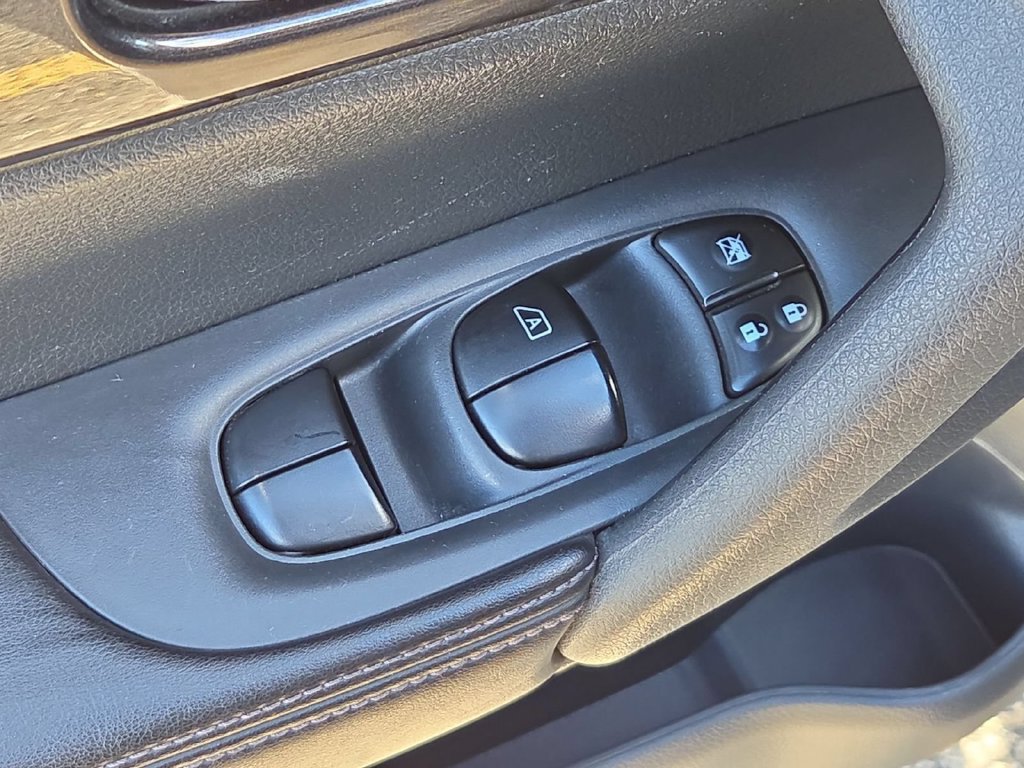 Used 2018 Nissan Rogue SV AWD/4WD image 13