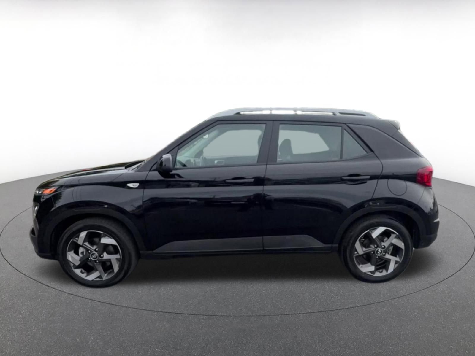 Used 2025 Hyundai Venue SEL image 9